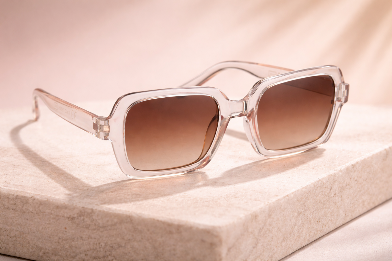 Modernas gafas de sol rectangulares transparentes con lentes marrones, fabricadas en policarbonato (PC) de alta calidad.