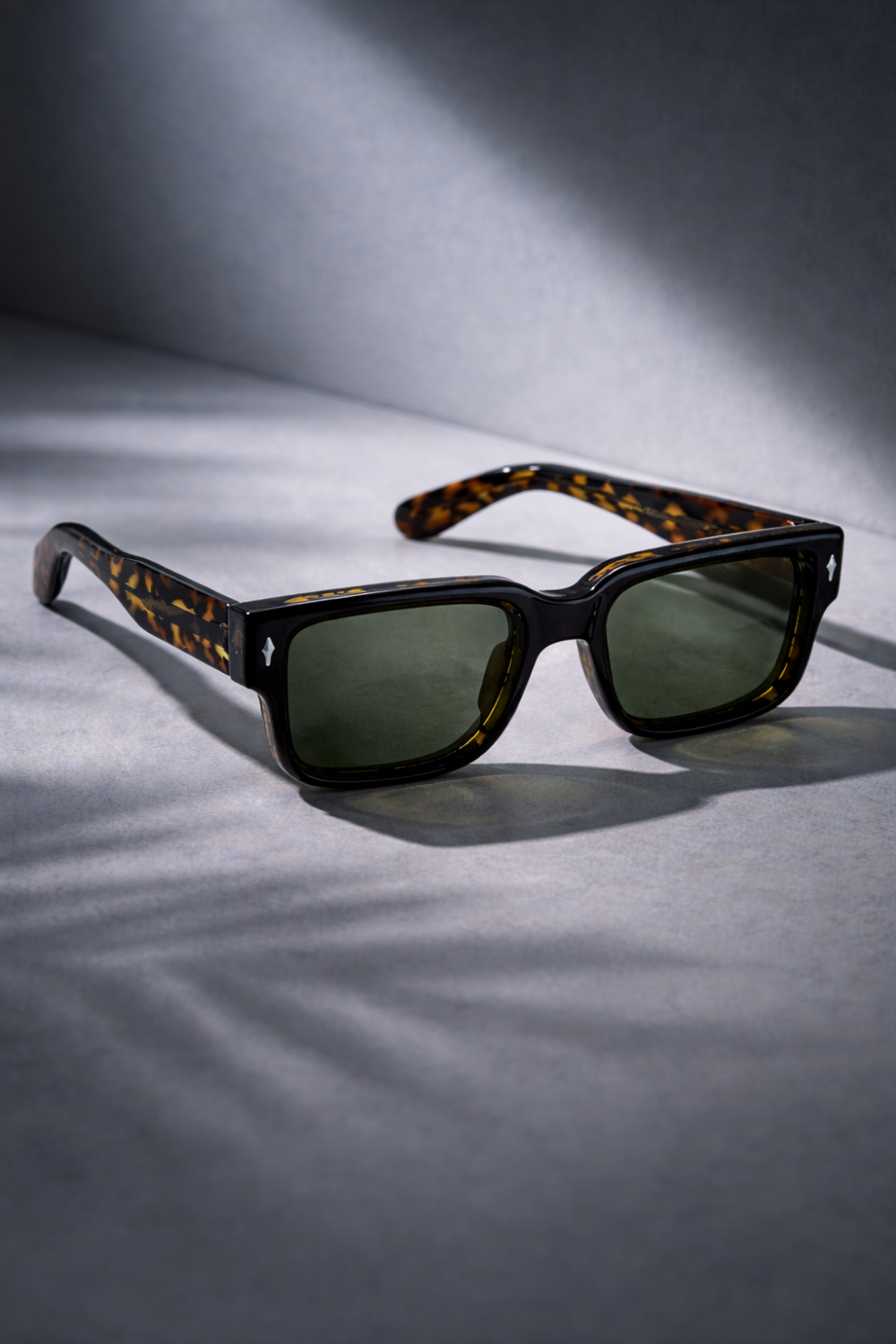 Elegantes gafas de sol de carey de propionato de celulosa con cristales oscuros y montura rectangular clásica.