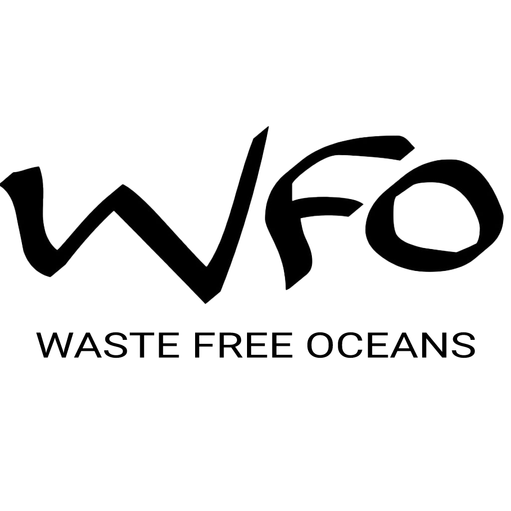 Logotipo WFO dibujado a mano en blanco sobre fondo negro para gafas duraderas.